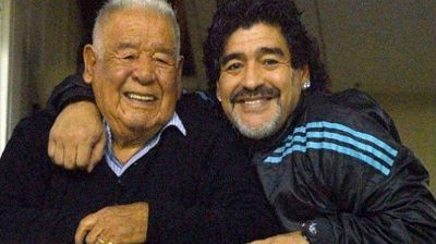 Don Diego, internado: Maradona adelant� su viaje a la Argentina porque su padre est� grave