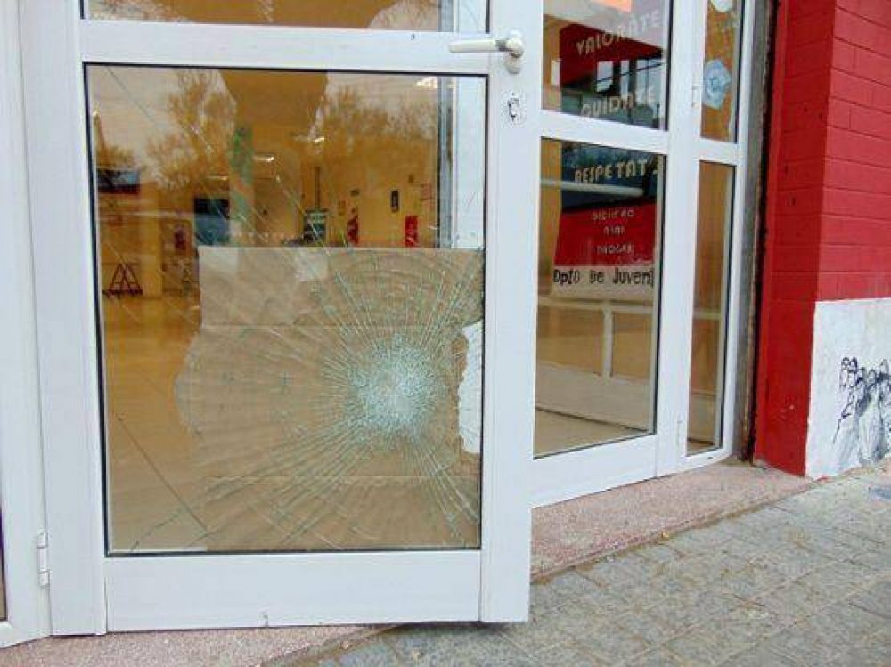 Puerto Deseado: Sali� a romper vidrios, se cort� y lo agarraron