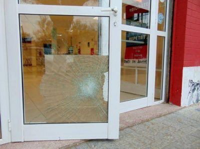 Puerto Deseado: Sali� a romper vidrios, se cort� y lo agarraron
