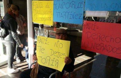 Hombre se encaden� en PAMI porque no le dan los medicamentos oncol�gicos