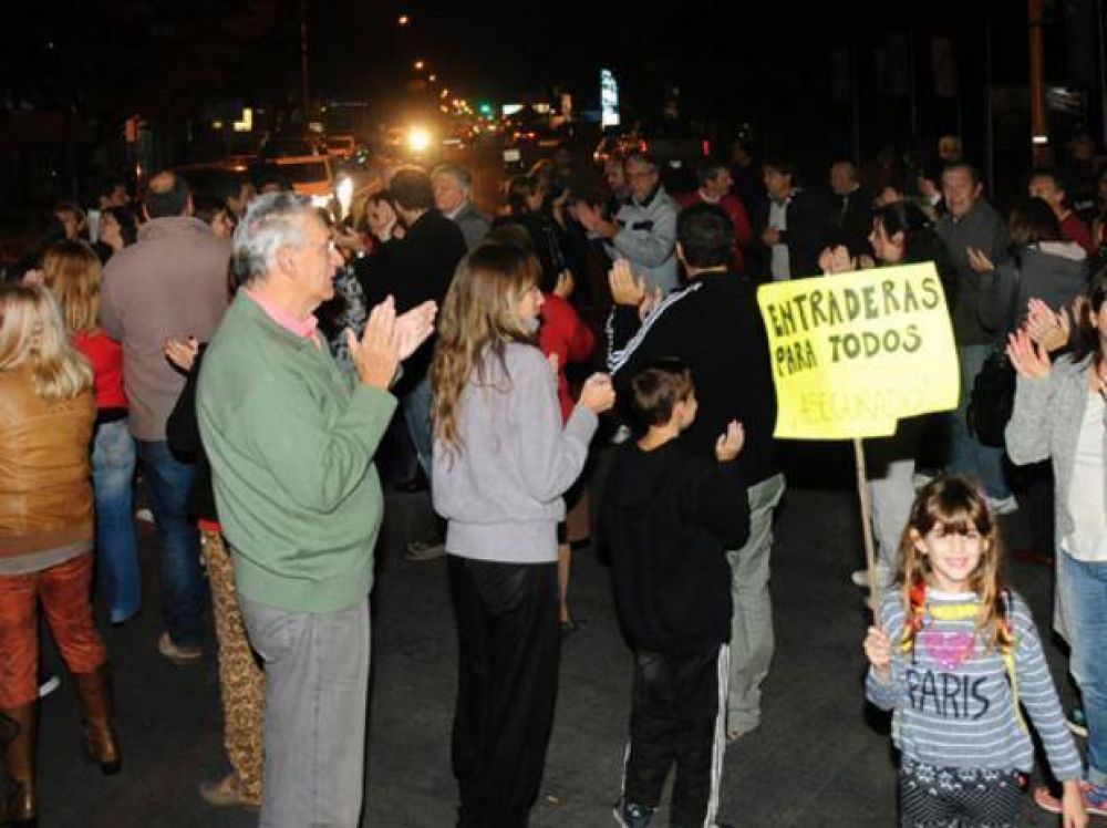 Vecinos de Funes se movilizaron tras una serie de entraderas y robos violentos
