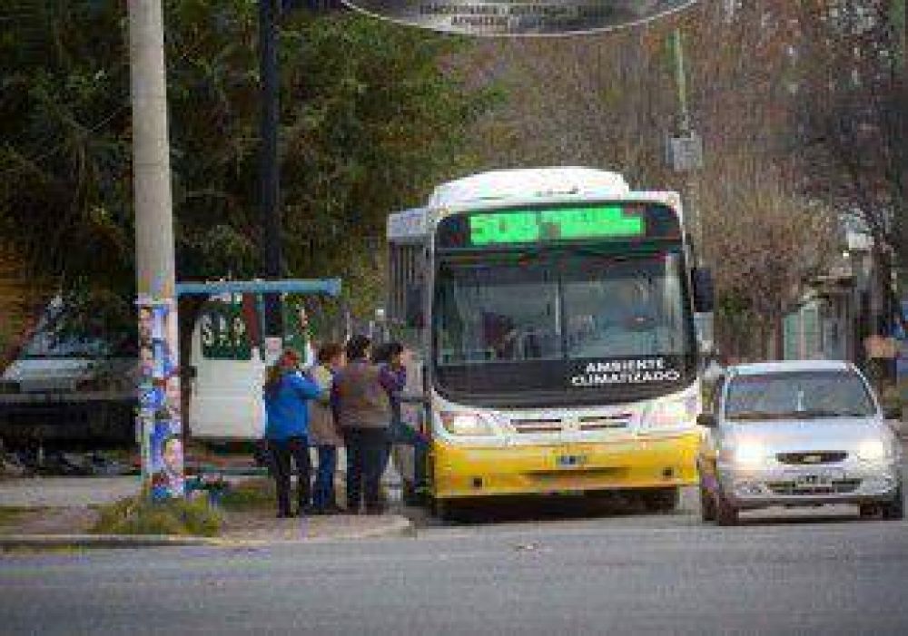 Viajar en micro de Plottier a Neuqu�n costar� $2 m�s 