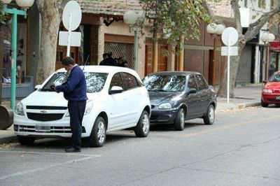 Hay gente que debe 200 mil pesos de multas por mal estacionamiento