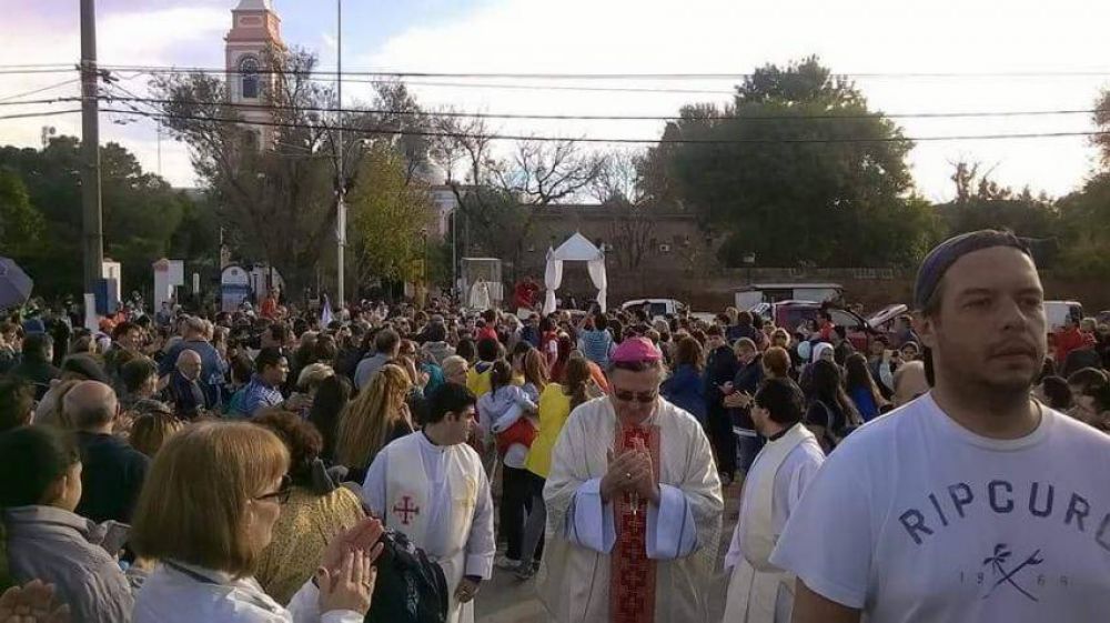 Mons. Martn advierte a los jvenes sobre el riesgo de ponerse de rodillas delante de los dolos