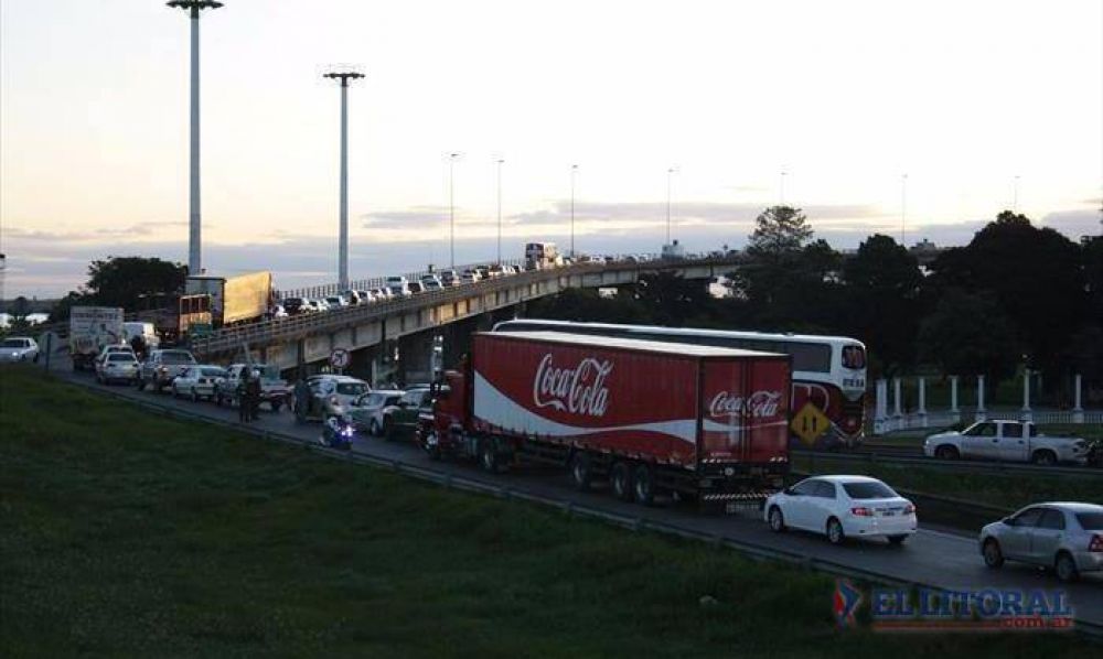 Choque en cadena y las obras provocaron serias demoras para cruzar el puente