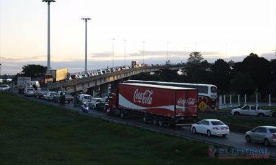 Choque en cadena y las obras provocaron serias demoras para cruzar el puente