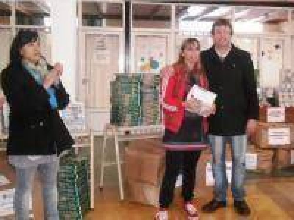 El Intendente Martinez entreg� material did�ctico y mobiliario a 22 escuelas del distrito 