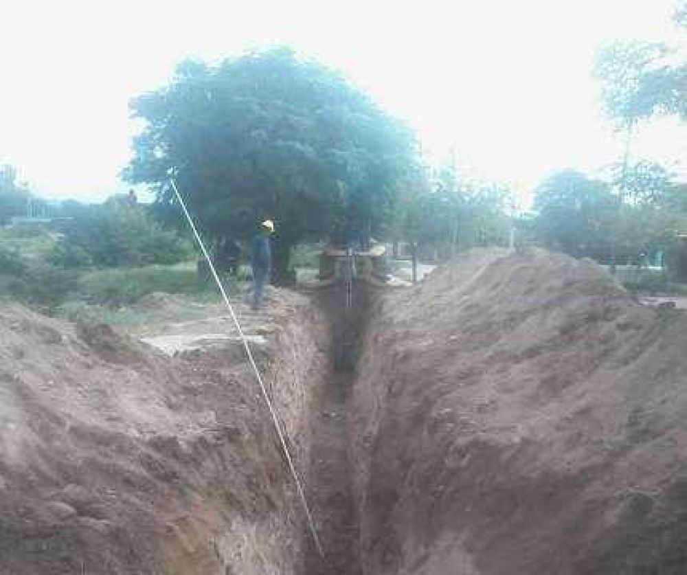 Revisaron los avances de la obra de cloacas en Los Naranjos