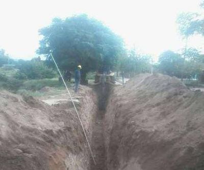 Revisaron los avances de la obra de cloacas en Los Naranjos