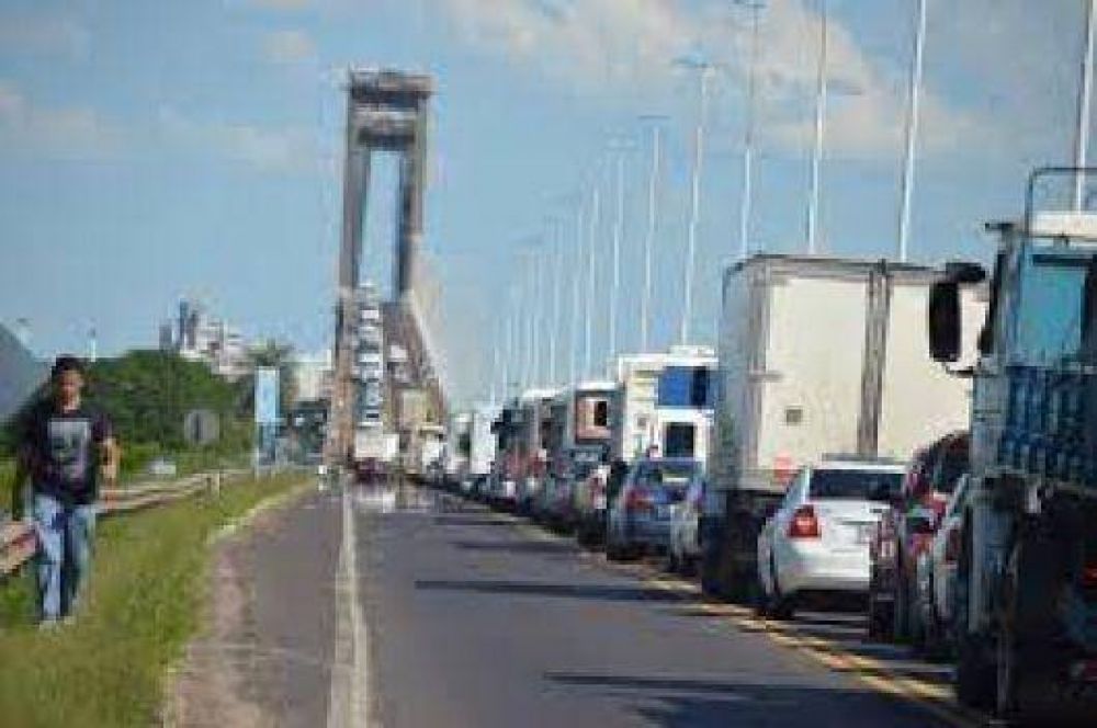 Las demoras en hora pico en el puente Corrientes - Chaco seguir�n por unos d�as m�s