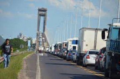 Las demoras en hora pico en el puente Corrientes - Chaco seguir�n por unos d�as m�s