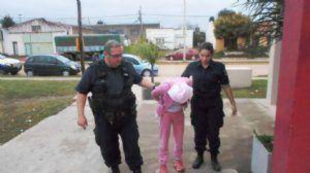 Aprehendida por golpear y amenazar con una cuchilla a una efectivo policial