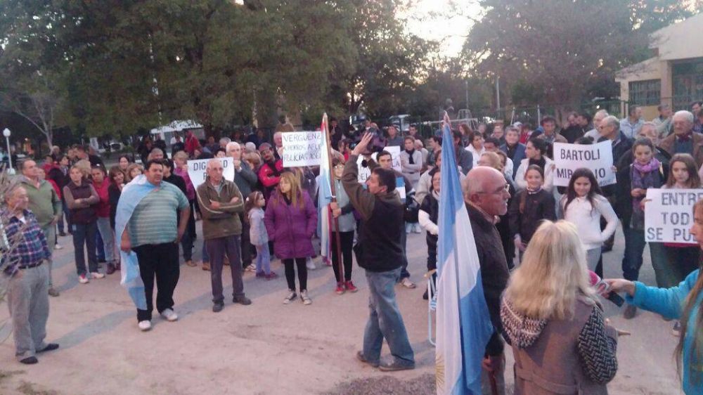 Vecinos de Villa Urquiza pidieron la liberaci�n de las autoridades policiales acusadas de apremios ilegales 