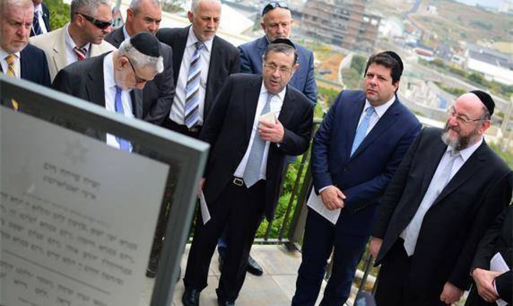El Rabino Principal de la Comunidad Hebrea de la Commonwealth acude a la reapertura del Cementerio Judo Viejo de Gibraltar