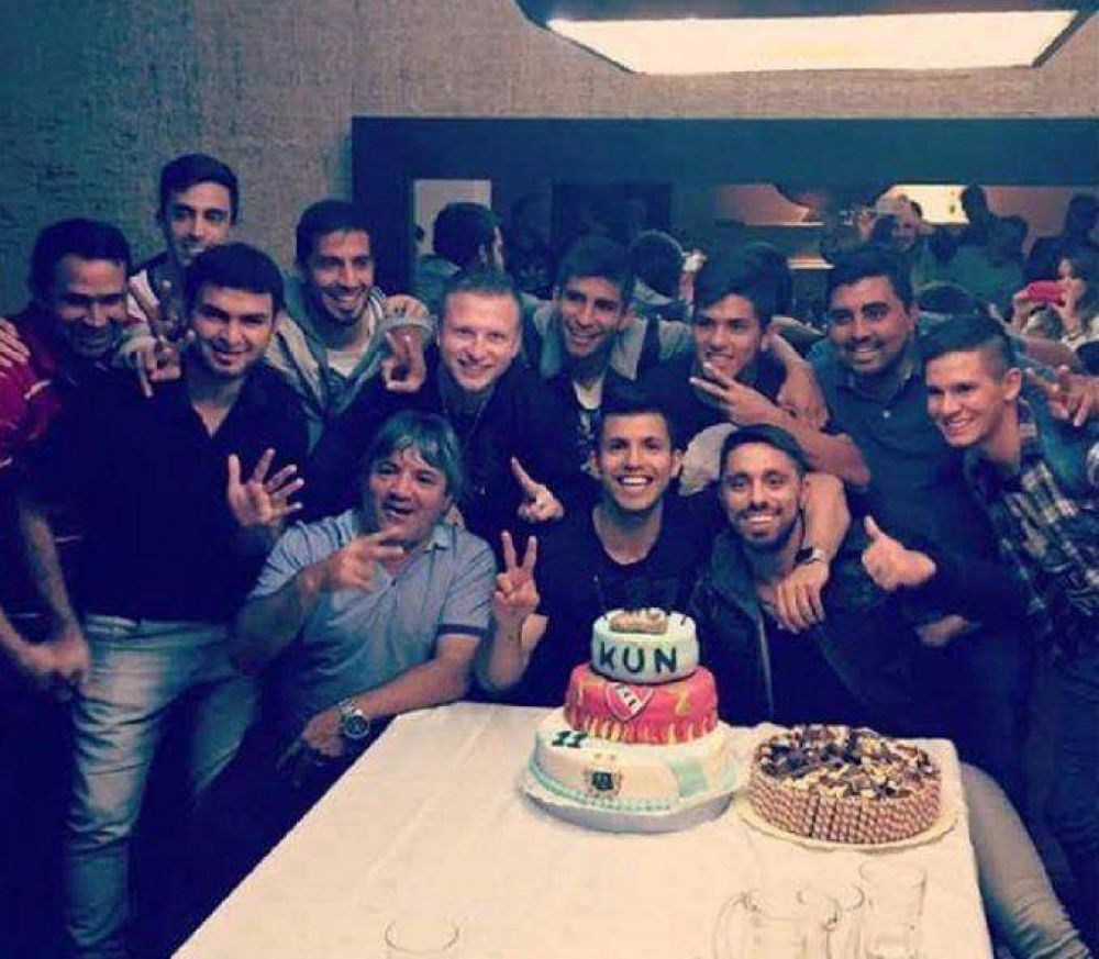 Entre familia, amigos y el Rojo, el Kun Ag�ero celebra su cumplea�os