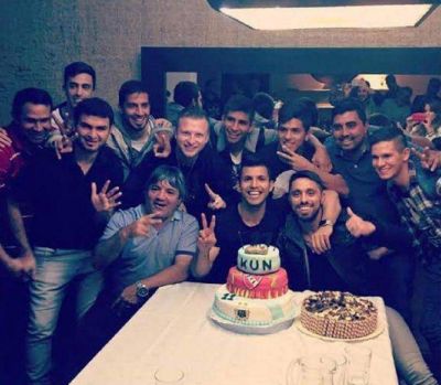 Entre familia, amigos y el Rojo, el Kun Ag�ero celebra su cumplea�os