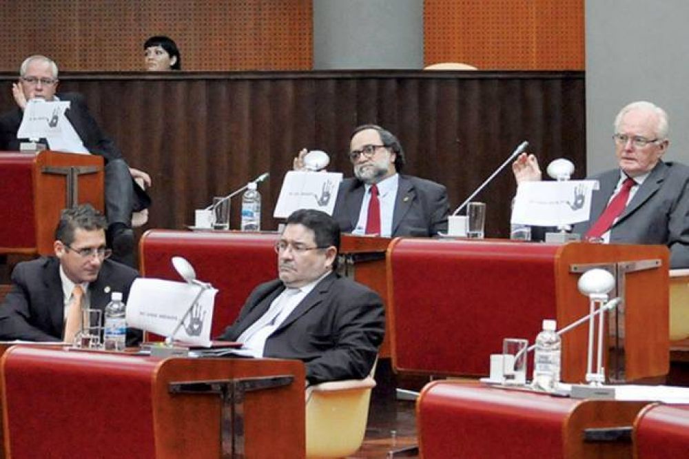 Adhesi�n de la Legislatura a campa�a contra el femicidio instando a esclarecer los distintos casos