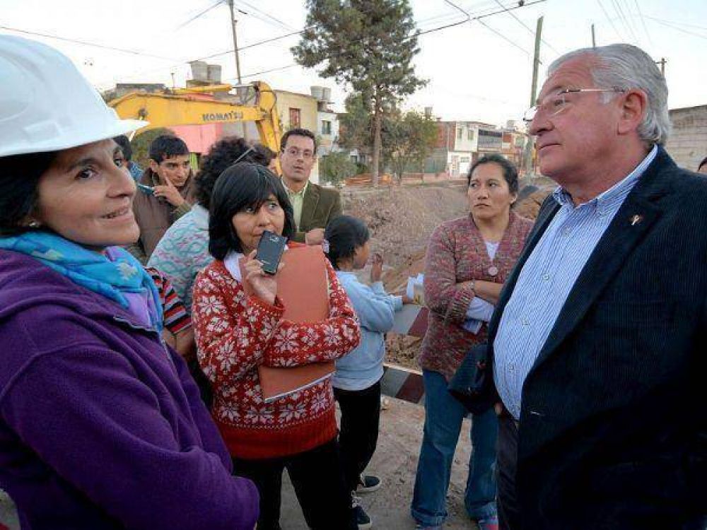 Fellner recorri� las obras de pavimentaci�n en Alto Comedero