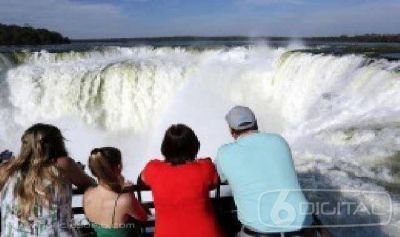 En lo que va del a�o, 743 mil turistas visitaron Puerto Iguaz�