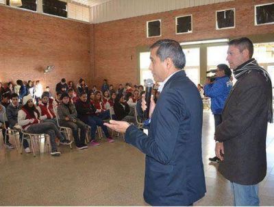 Paredes Urquiza dialog� con j�venes estudiantes