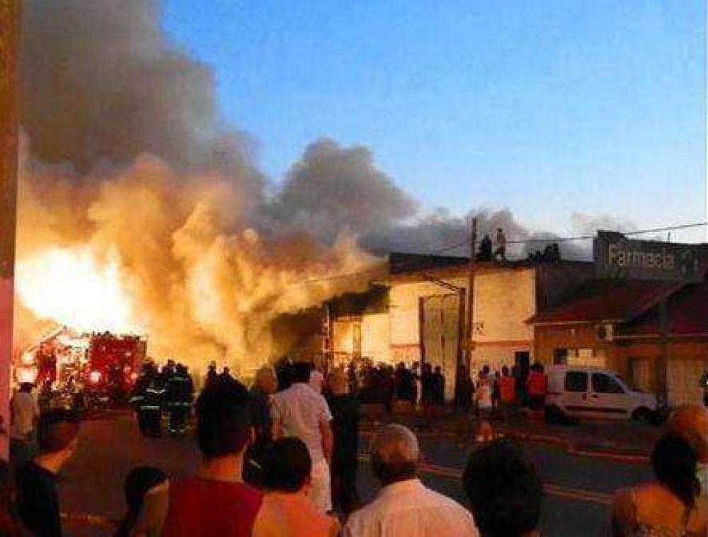 Se incendi� un dep�sito de productos pl�sticos
