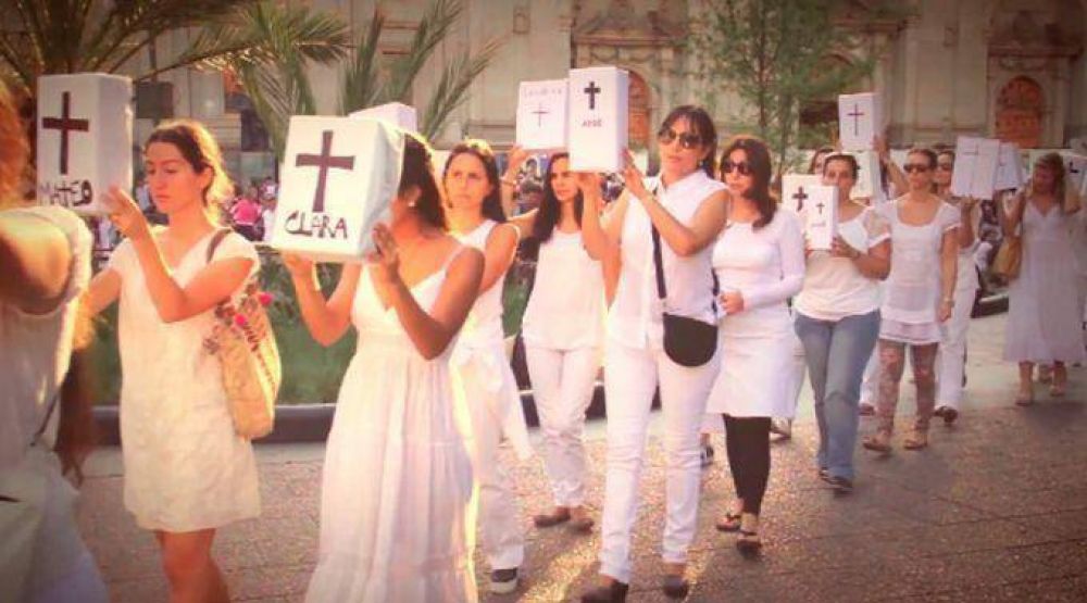 Chile: Mujeres rogarn por la vida en Plaza San Pedro antes de encuentro de Bachelet con el Papa