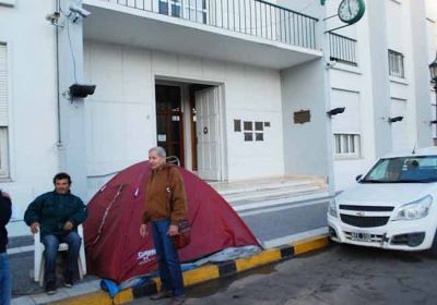 Exempleado traslad� la protesta a la puerta principal de la Municipalidad