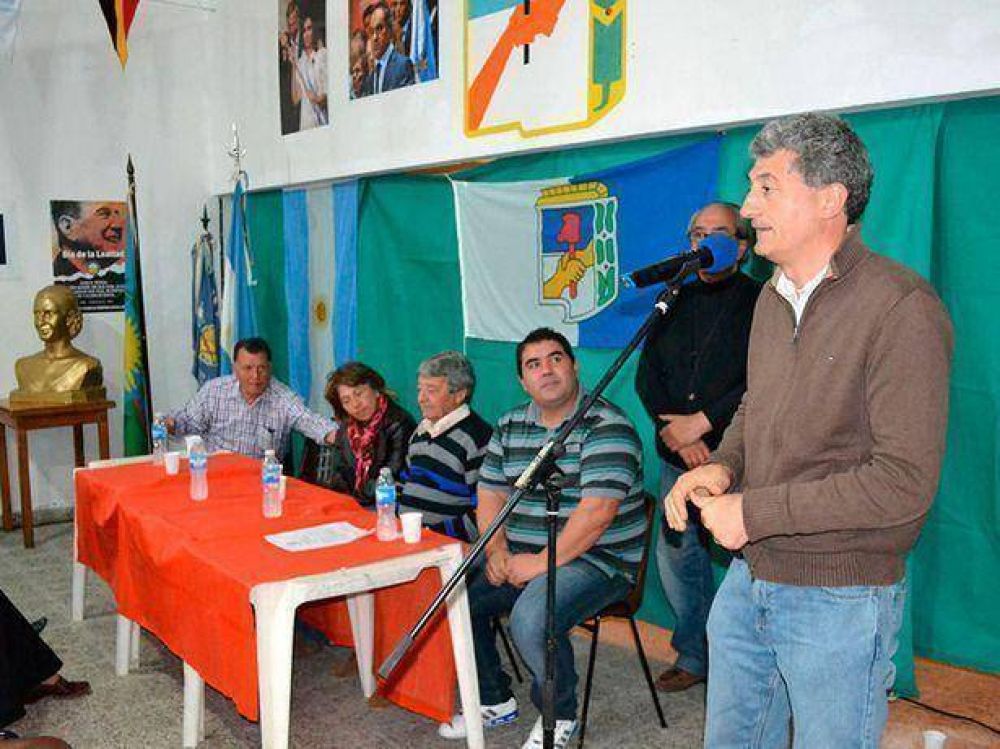 El peronismo hist�rico sali� a bancar a Sebasti�n Alvarez