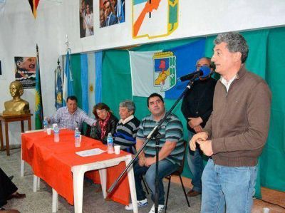 El peronismo hist�rico sali� a bancar a Sebasti�n Alvarez