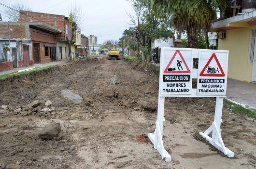 Fabi�n R�os activ� nuevas obras para la pavimentaci�n de la calle Tierra del Fuego en el barrio Santa Mar�a