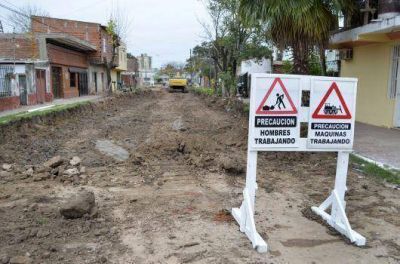 Fabi�n R�os activ� nuevas obras para la pavimentaci�n de la calle Tierra del Fuego en el barrio Santa Mar�a