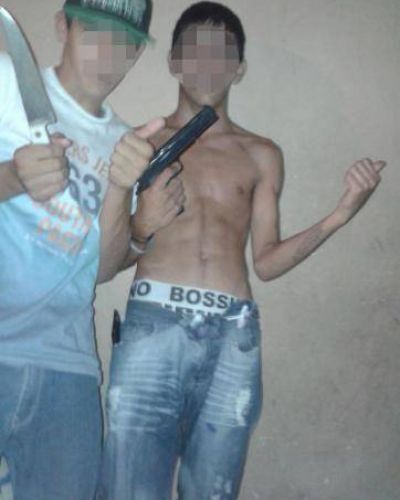 El Facebook de la pol�mica, con otras im�genes de armas y droga