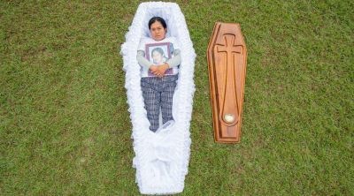 Deudos de v�ctimas de femicidio, en el vac�o de la tumba