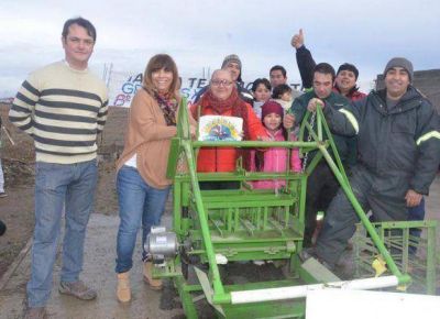 Entregaron un bloquera para el Barrio Santa Cruz