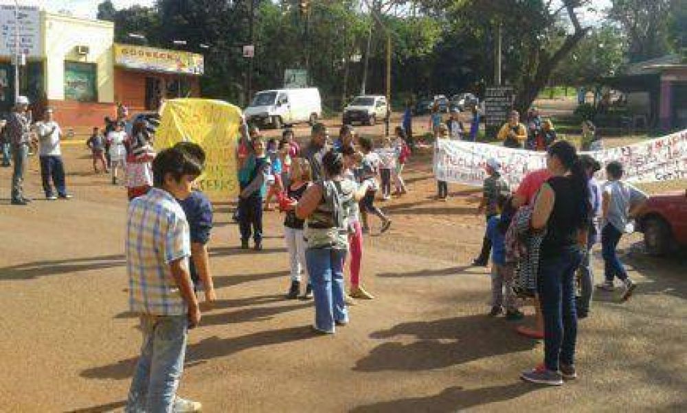 Padres y docentes de la Escuela N� 745 de Eldorado analizan cortar la Ruta 12