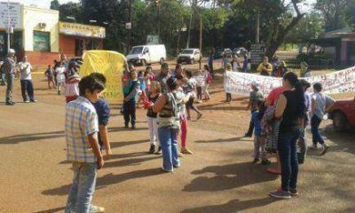 Padres y docentes de la Escuela N� 745 de Eldorado analizan cortar la Ruta 12