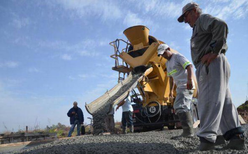 Avanzan las obras de asfalto y la construcci�n de un puente en Astolfi y Derqui