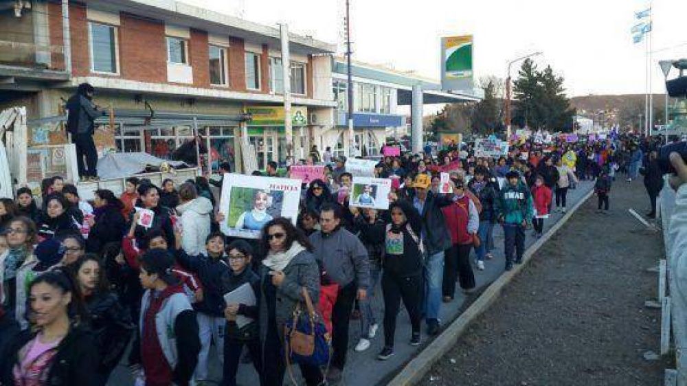 Cerca de diez mil personas marcharon en Caleta Olivia