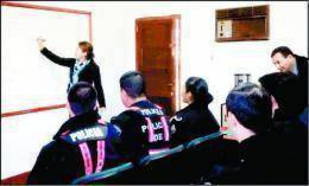 Brindan capacitaci�n para polic�as que se desempe�an en el �rea de tr�nsito