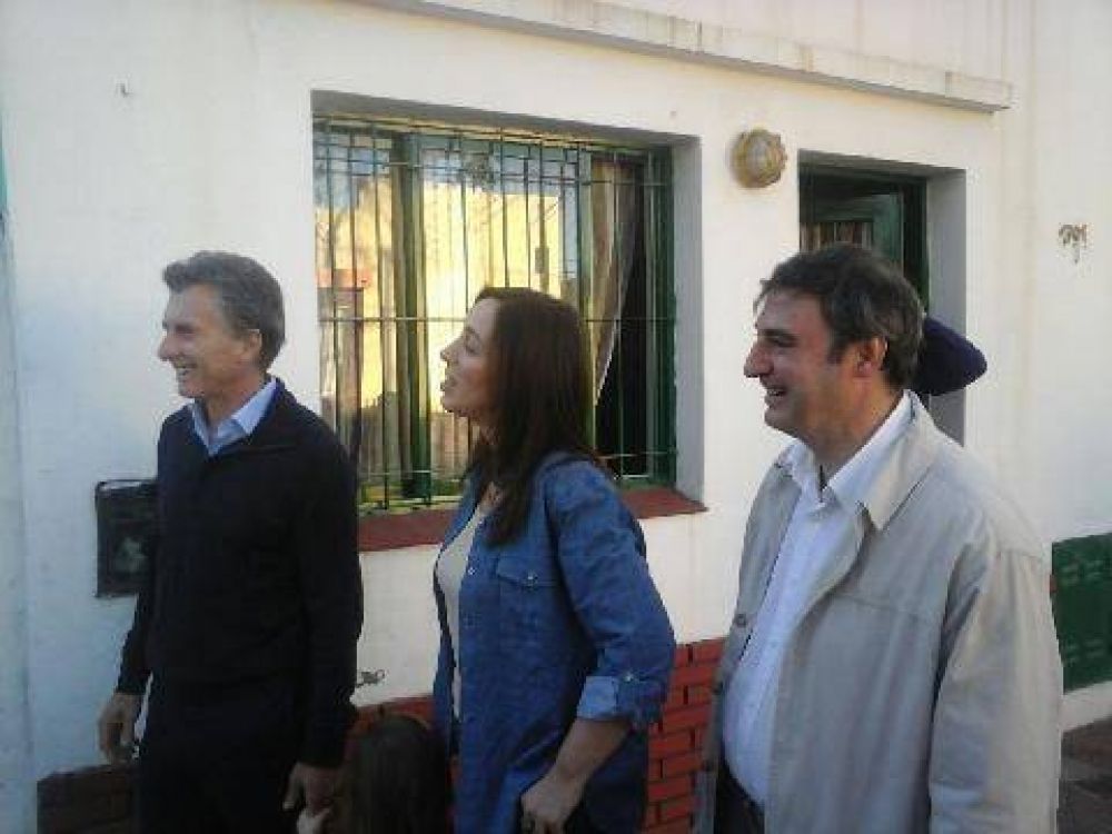 Macri, Vidal y Luciani hicieron un timbreo por el barrio San Cayetano
