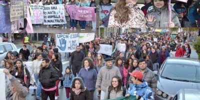 NI UNA MENOS : Multitudinaria movilizaci�n en Esquel