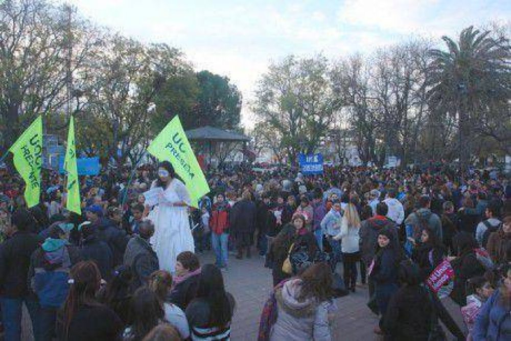 Multitudinaria marcha #NiUnaMenos en la Plaza San Mart�n de Viedma