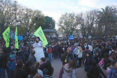 Multitudinaria marcha #NiUnaMenos en la Plaza San Mart�n de Viedma