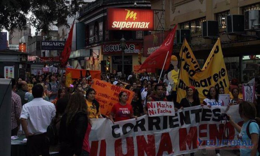 Corrientes tambi�n dijo #NiUnaMenos desde una plaza dividida y politizada