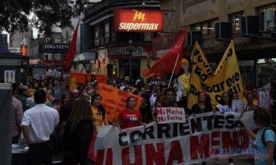 Corrientes tambi�n dijo #NiUnaMenos desde una plaza dividida y politizada