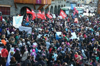 Multitudinaria adhesi�n en Bariloche a #Ni una menos