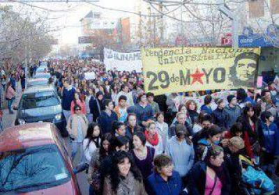 Contundente movilizaci�n cipole�a contra el femicidio 