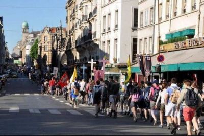 Diez mil j�venes de Europa peregrinan por la conversi�n de Europa