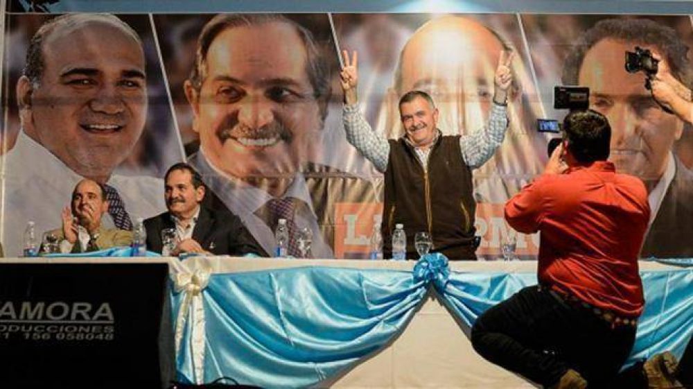 Alperovich cierra filas; Cano contiene heridos