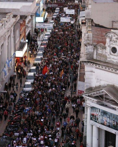 En una masiva y emotiva manifestaci�n, Tandil dijo �Ni una menos�